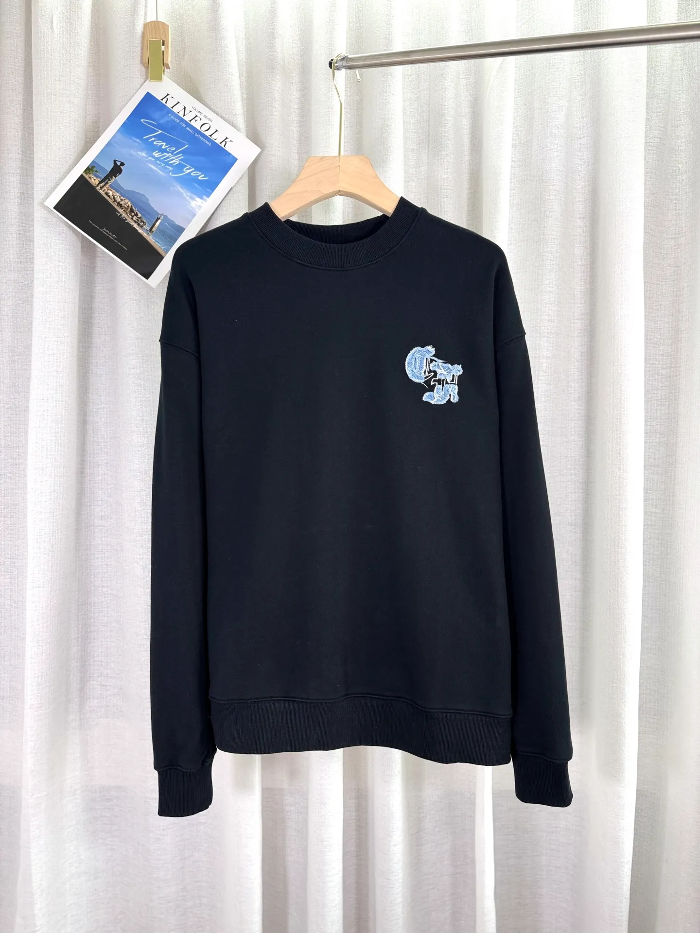 P260 top version, real shot without P, ​​different from market currency) 𝗖𝗵𝗿𝗼𝗺𝗲 𝗛𝗲𝗮𝗿𝘁𝘀/Cro Heart 2025 Patch Embroidery Autumn and Winter New Original Single Counter American Acid Washed Distressed Laser Burnt Patch Embroidery Couple Casual Sweater 👑The highest version! Customized fabric 440g tripe terry fabric! American acid-washed and distressed original fabric laser burnt ✟appliqué embroidery and exquisite embroidery of letters! The best-selling model in the counter, very comfortable to wear. Accessories: original molded and authenticated collar label➕100% silk wash label. Genuine purchase-grade original hangtag➕matching hanging rope➕3D hanging beads➕original packaging bag. Craftsmanship: The original version has consistent wiring! The highest version of the armhole matching technique! Color: White Black Size: S M L XL Style Number: 25-309
